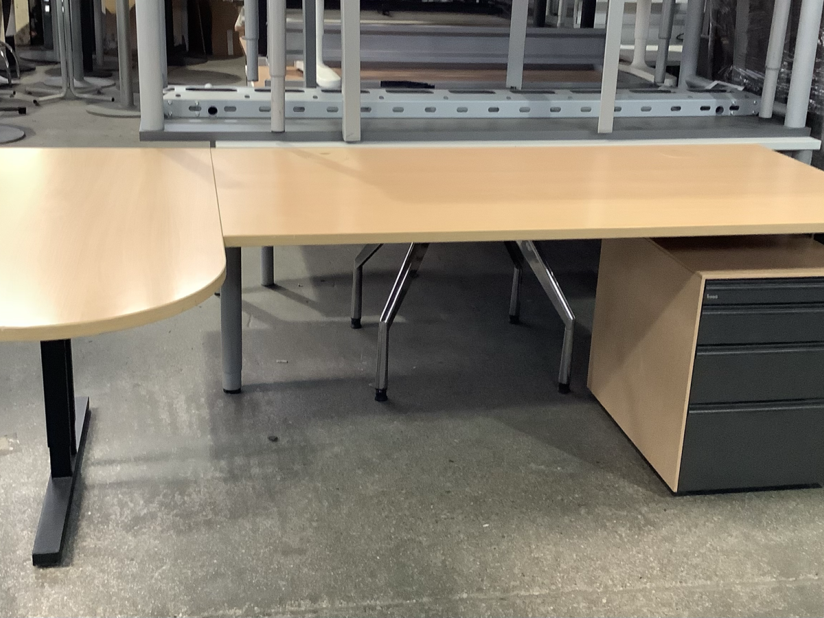 Schreibtisch höhenverstellbar helles Holz 220 x 80/125 cm 