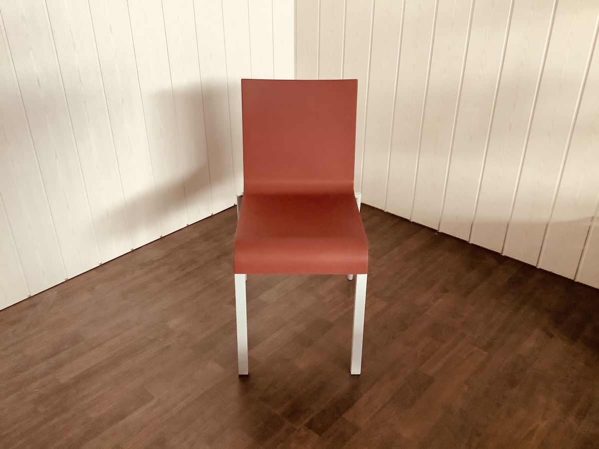 Stuhl aus Kunststoff in Rotbraun